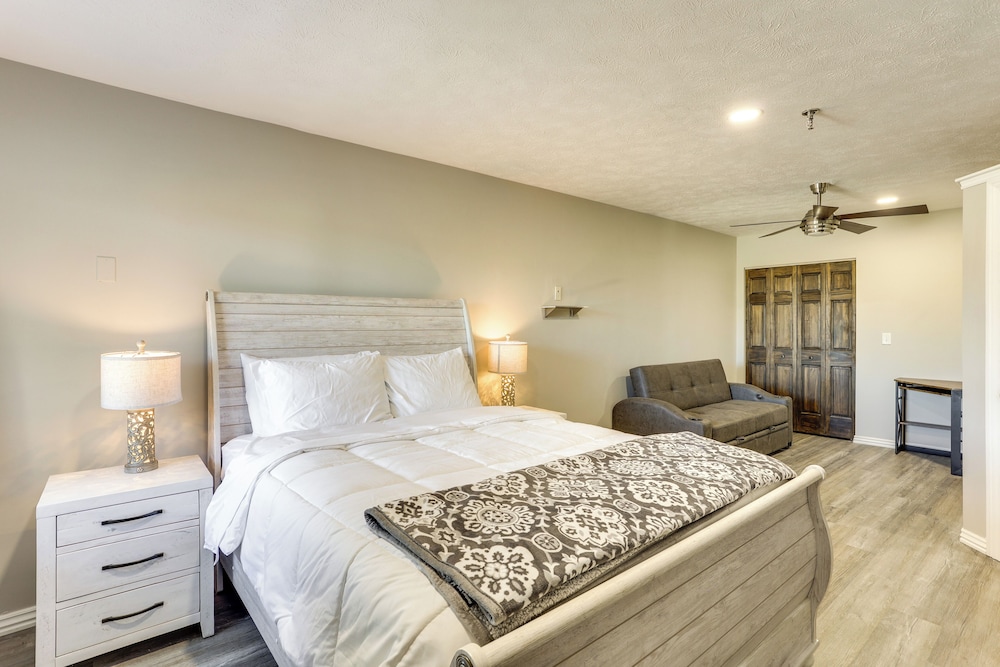 Oakland City Apartment: Close to Dtwn