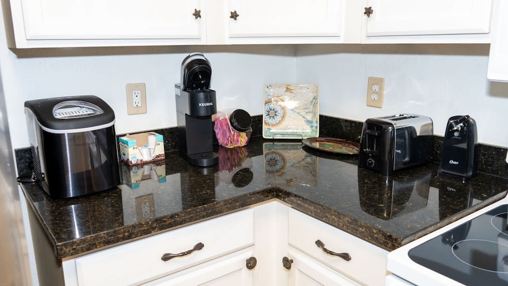 Cozy Family Retreat Steps To Beach Pool / Hot 2 Bedroom Apts