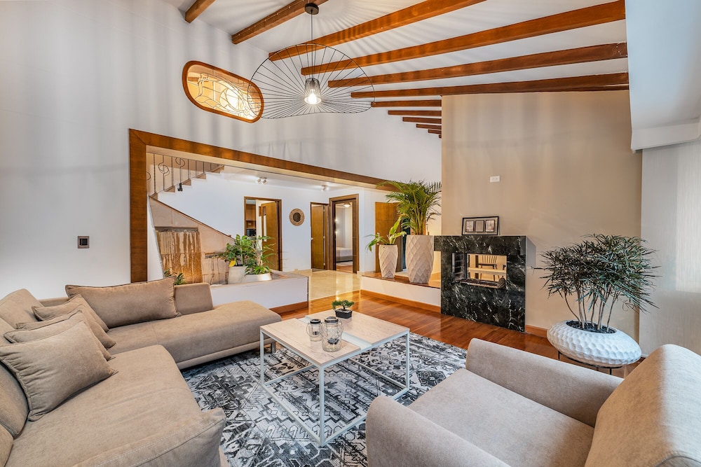 Casa Terracina By HOUSY HOST view 3