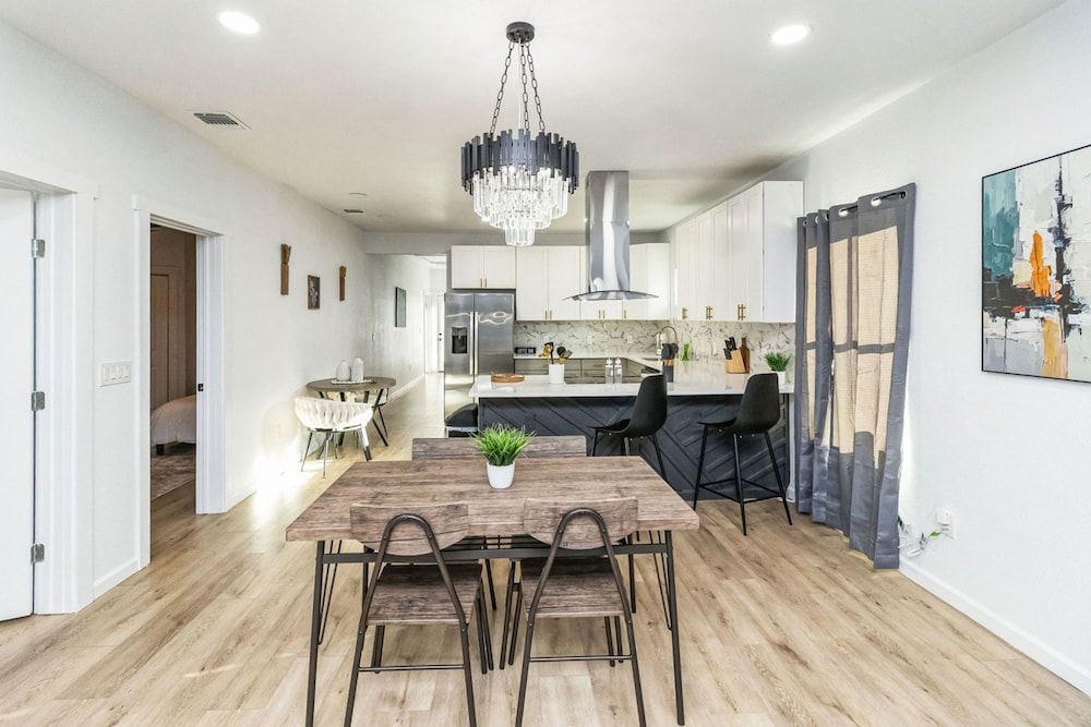 Stylish 4BR Home Mins to Downtown River Walk