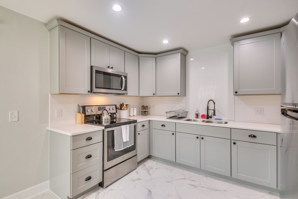 Convenient OKC Apartment: 4 Mi to Dtwn!