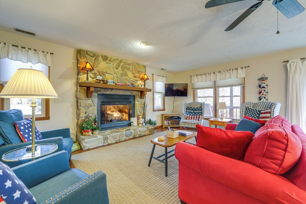 Walk to Golf Course, Mtn-view Maggie Valley Duplex