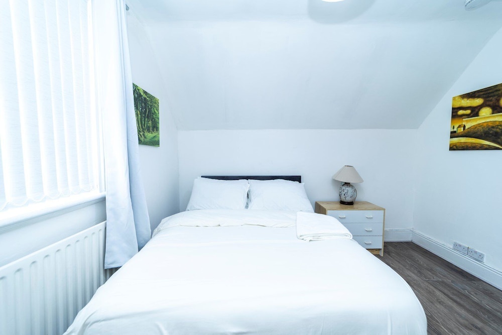 3 Bed House - Sleeps 11 - Pets - Wifi