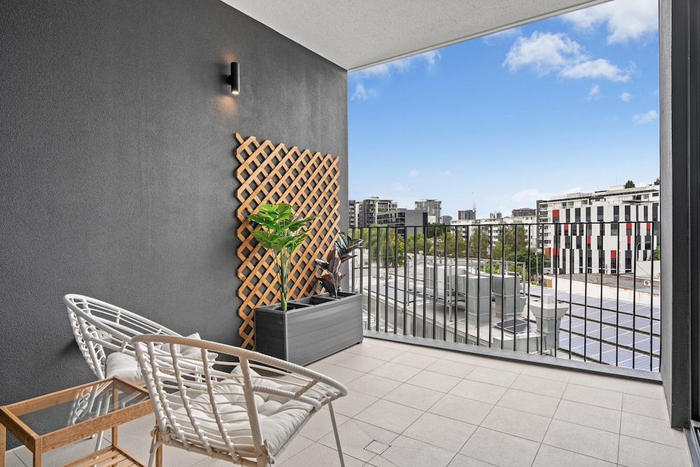Spacious West End Apartment With Pool & BBQ Access