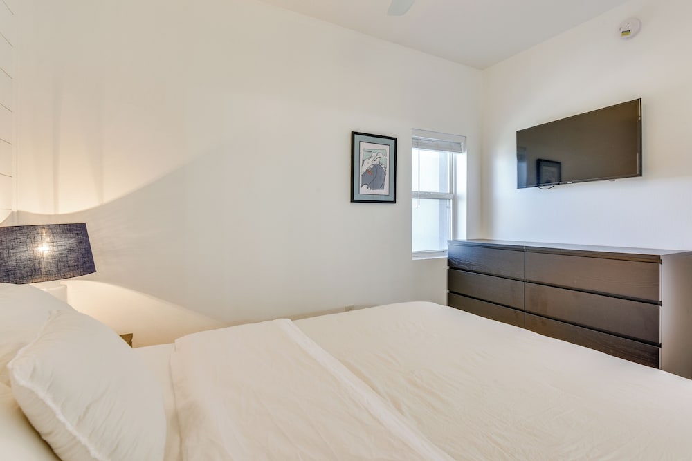 Walk to Sand! Modern Okaloosa Island Condo