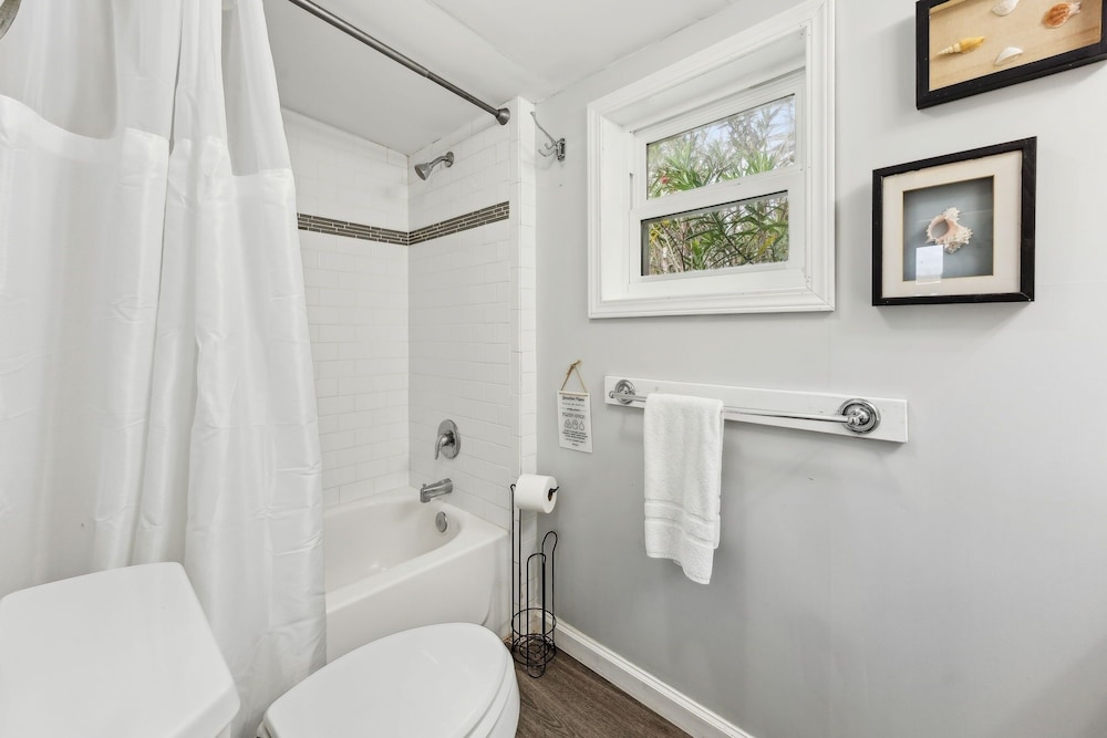 124 S Fletcher - Upstairs 2 Bedroom Duplex