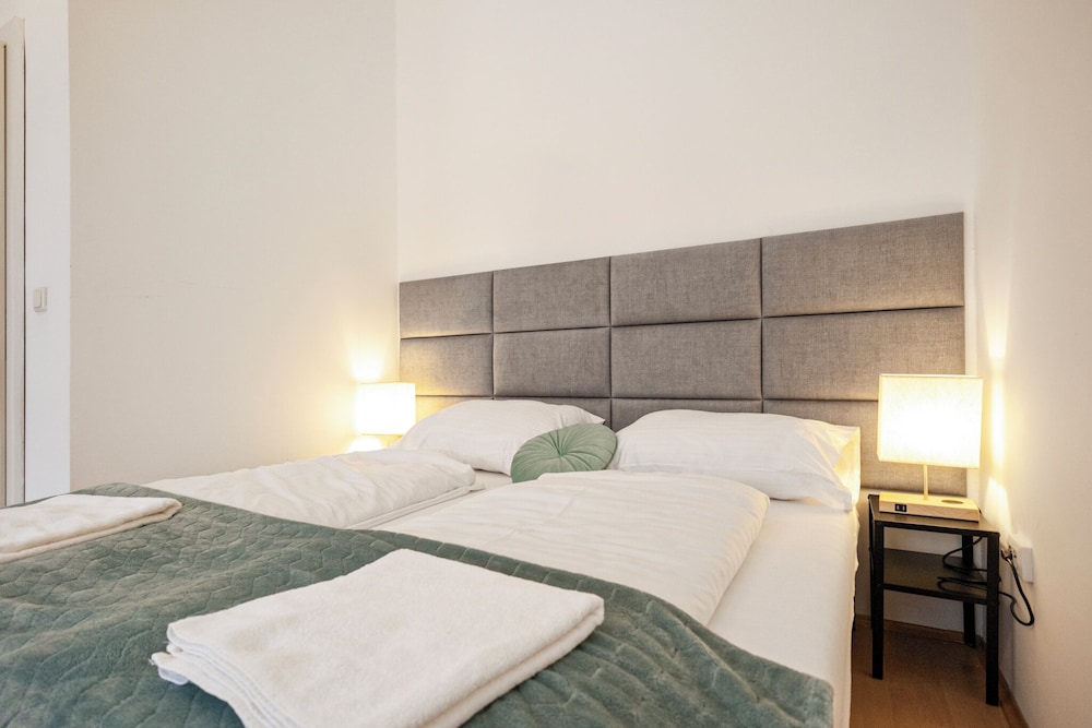 2BR Apt Near Stadthalle