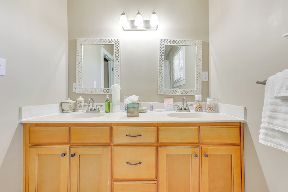 14 Mi to Raleigh: Charming Family Home!