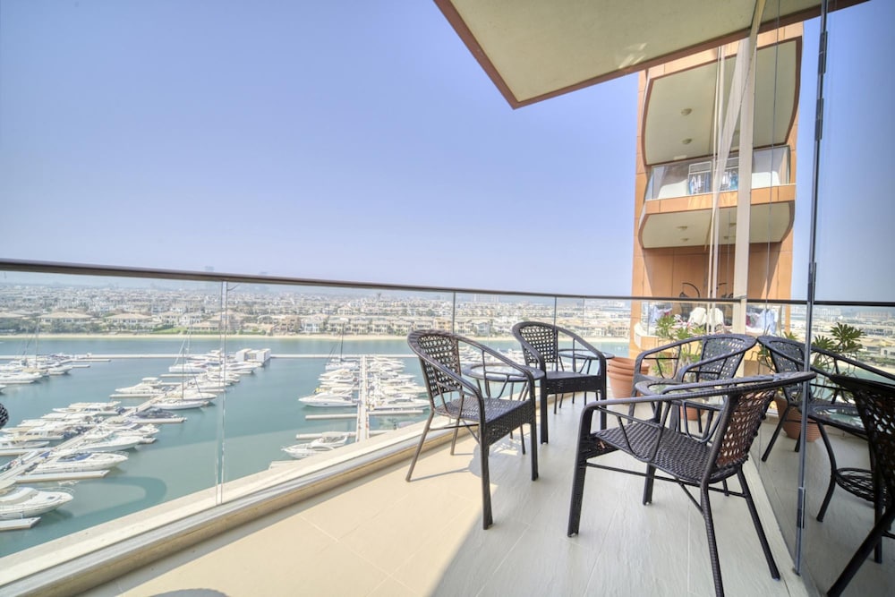 Waterfront Sea View Apt w Wow Factor on The Palm
