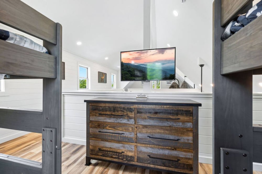 Luxury Cabin Lake Views EV Charger Game Room