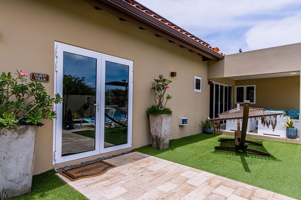Luxury New 5 Location Pool Outdoor Kitchen