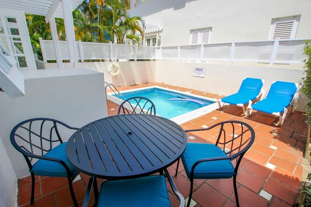 Large Townhouse with Plunge Pool, 3 mins from Beach - Turtle View 2 by BSL Rentals