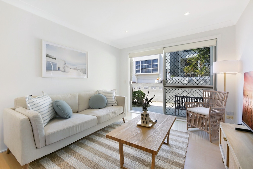 Ground Floor 2-bed Mermaid Beach Pad With Parking