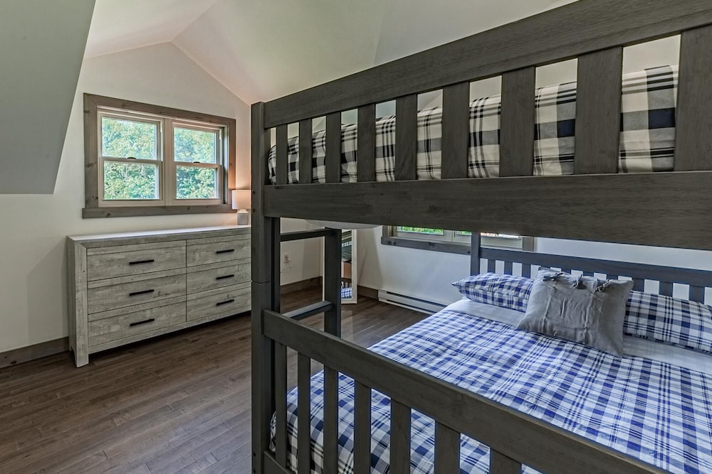 The Corzo - Modern Farmhouse With hot tub