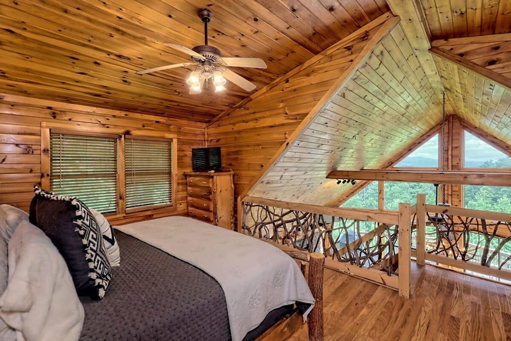 Hot Tub 3 Fireplaces Mountain Views Game Room