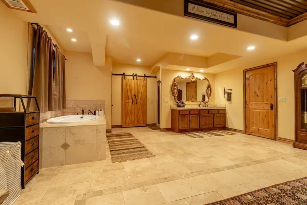 14 Guests 5BR 2BA Game room and Living