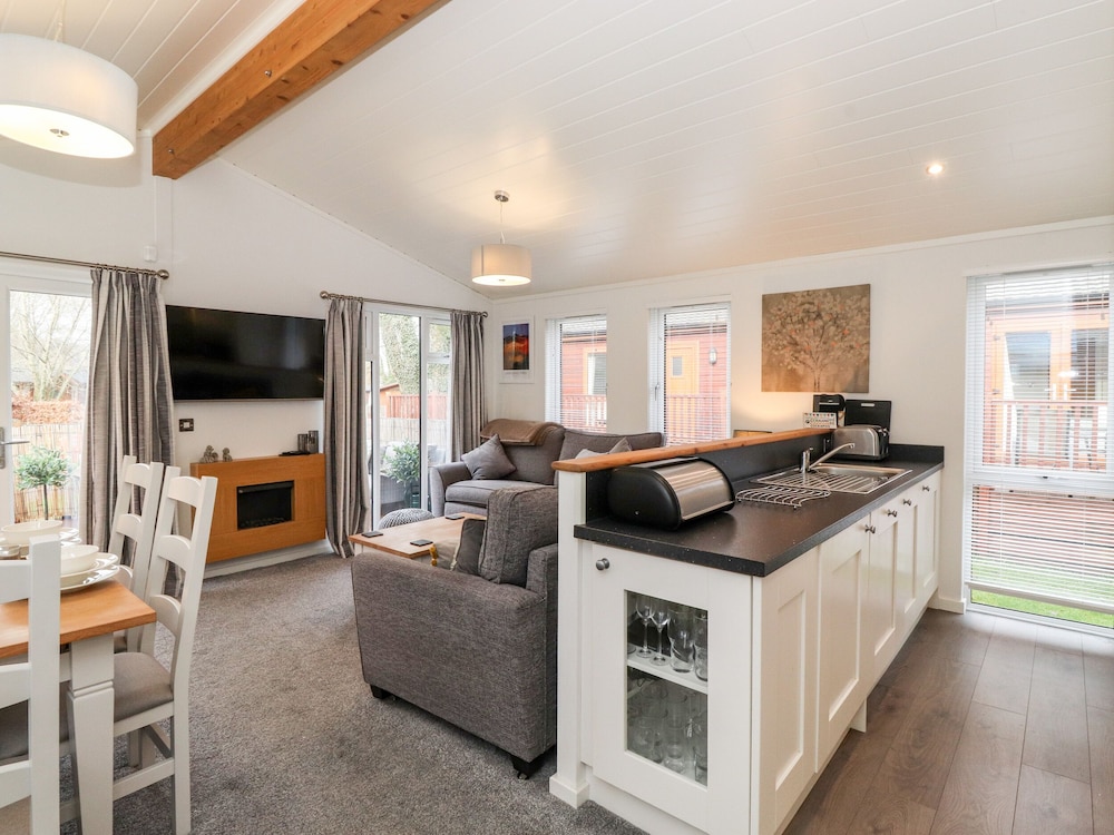 Bowness Bay Lodge