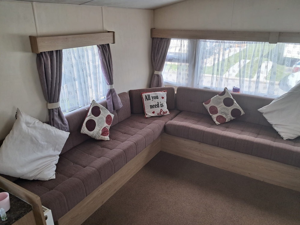 3 Bed Caravan - Sleeps 8 - Pets - Parking - Wifi