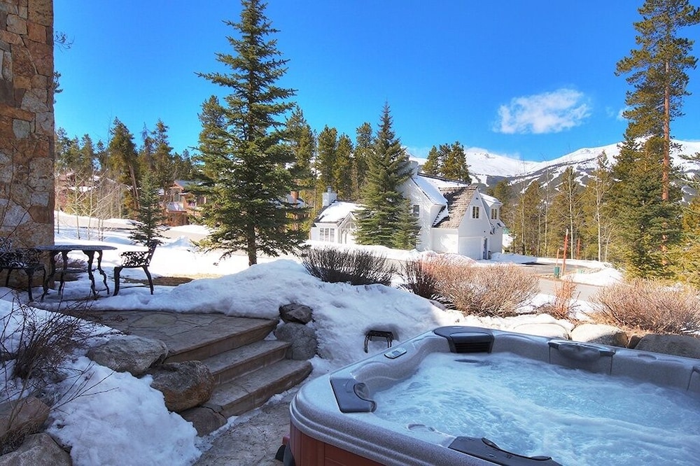 Mountain Majesty Manor 5 Bedroom Home by RedAwning