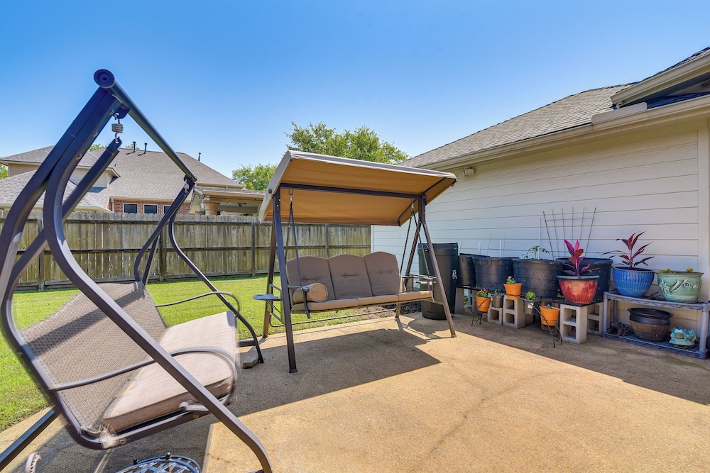 Patio, BBQ & Yard: Family Retreat in Pearland