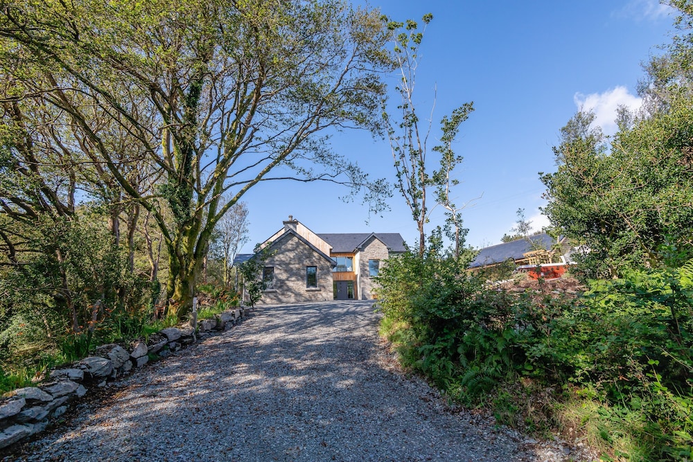 Luxury 5 Bedroom Home With Outdoor Jacuzzi and Indoor Sauna
