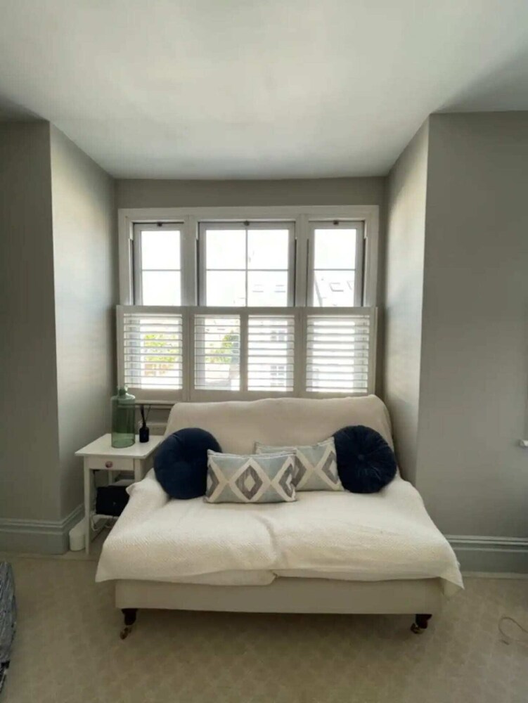 Stylish & Bright 3BD Flat With Balcony - Fulham