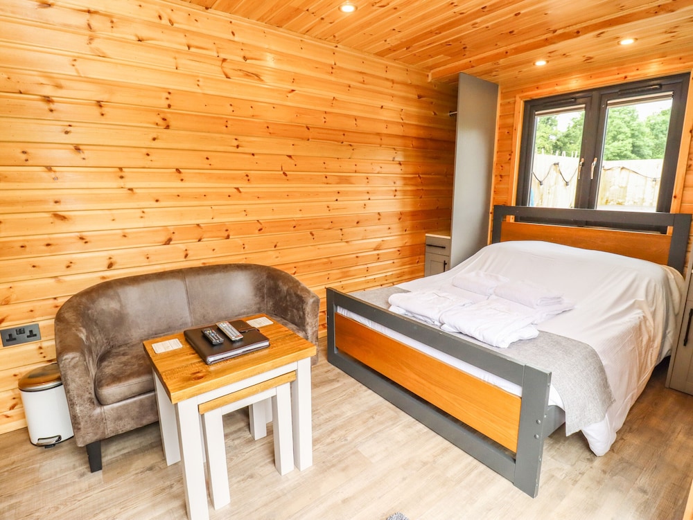 Oak Lodge At Bridge Lake Farm & Fishery