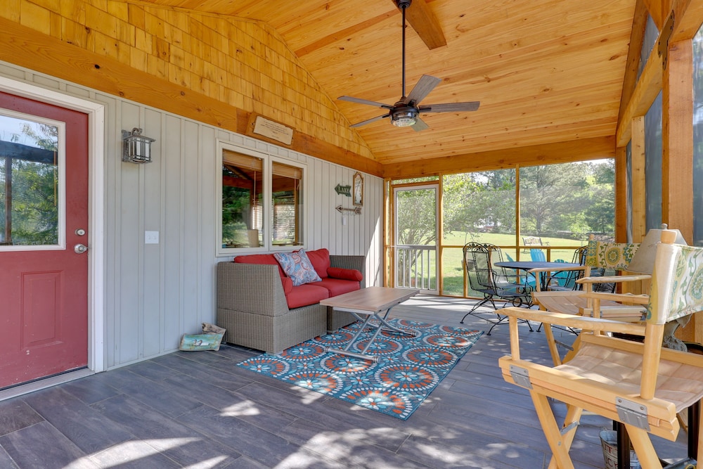 Guntersville Lake Home w/ Deck & Covered Boat Slip