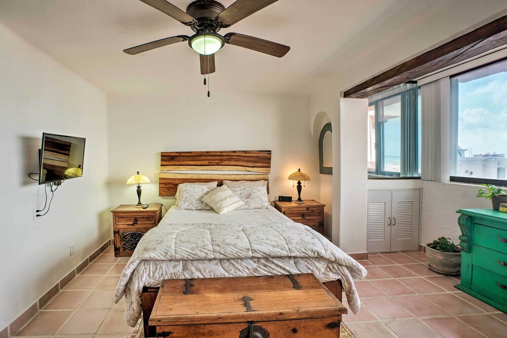 Updated Oceanside Townhome w/ Pool: Walk to Beach!