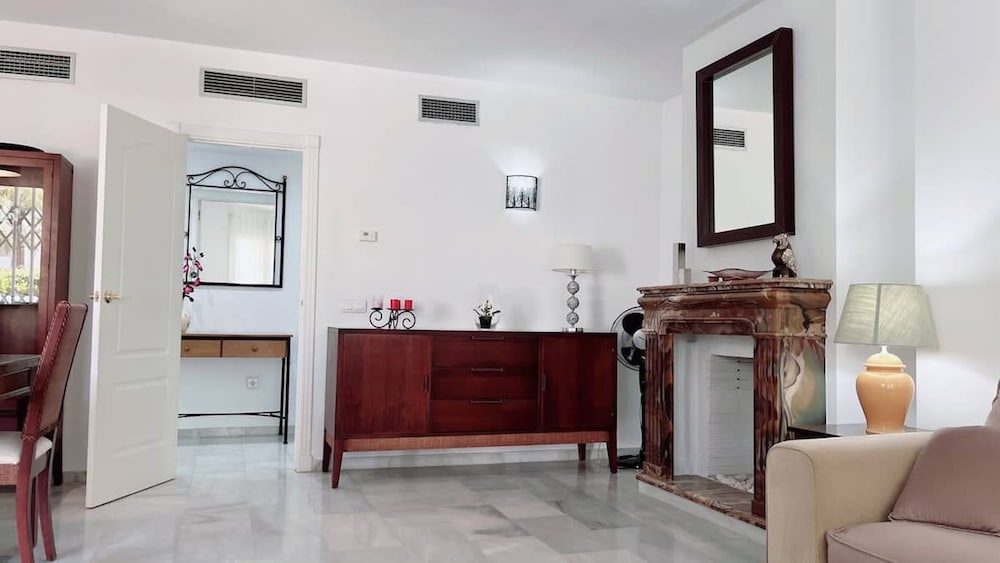 Spacious Poolside 3 Bedroom F-5