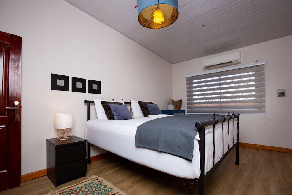 Oheneba Tema - Luxury Hot -tub Retreat With Wi-fi view 4
