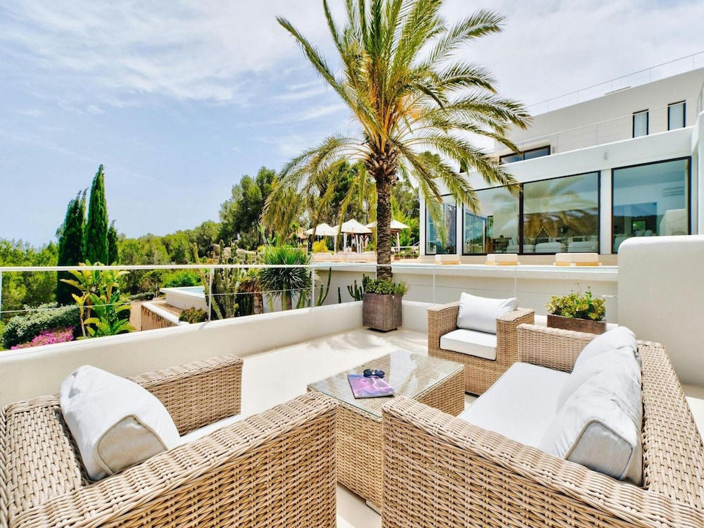 Holiday Home With Stunning Infinity Pool