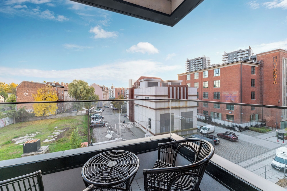 Doki Living - Foodhall & Parking by Downtown Apartments