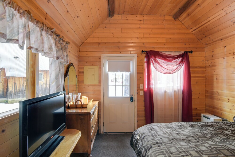 Walk to Trails & Butte Creek: Cozy Retreat w/ Deck