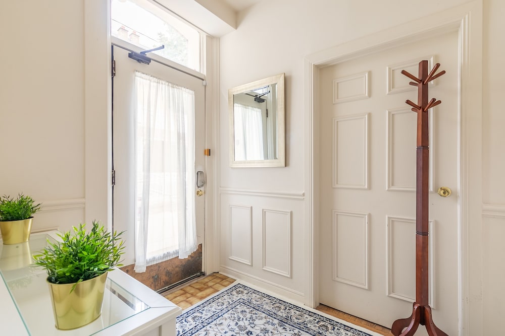 Easyhosts.Amazing Victorian House - Image 4