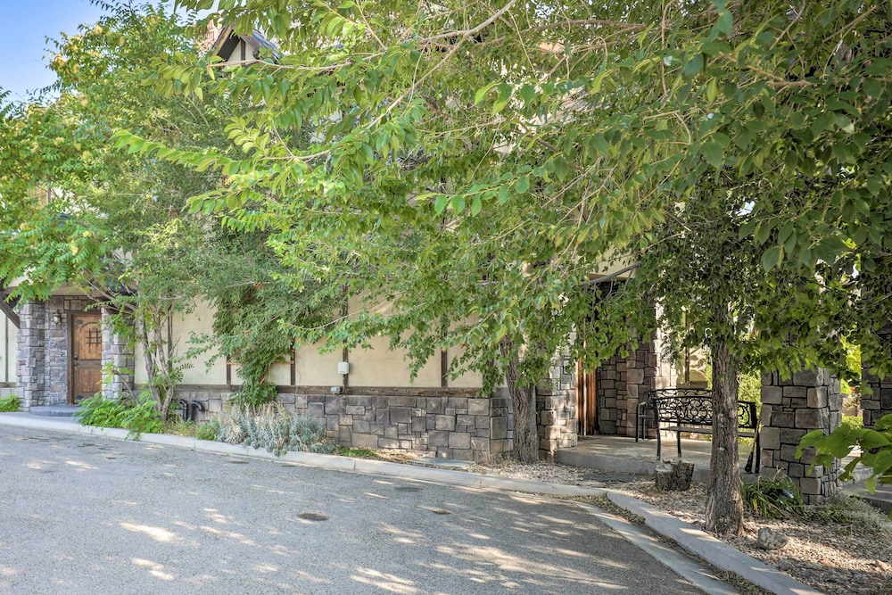 Luxurious Cedar City Getaway: 32 Mi to Brian Head! view 5
