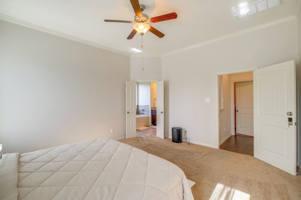 22 Mi to Dtwn Houston: Spacious Baytown Home!