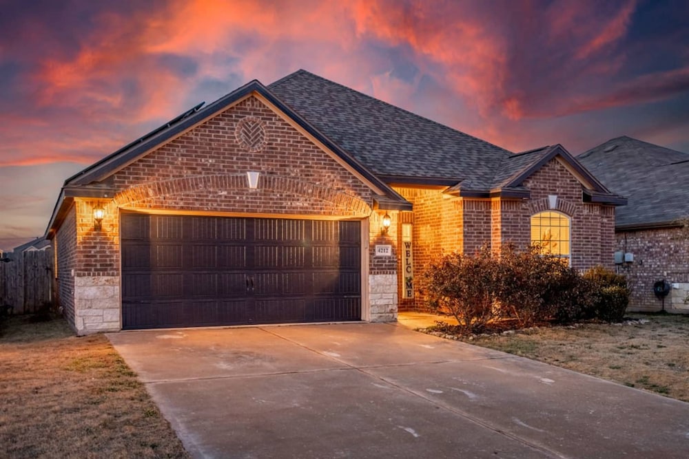 Spacious One-level Home - Calm Neighborhood Yard
