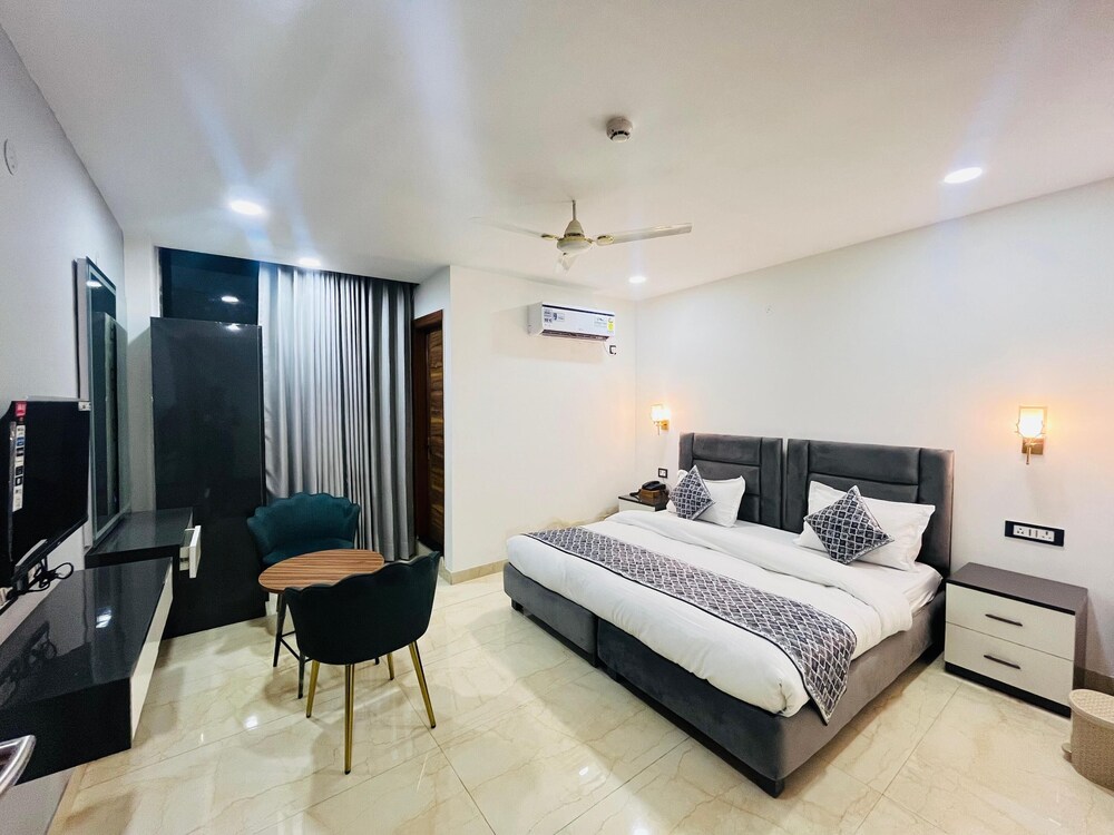 Roomshala 183 Hotel Aroma Chattarpur