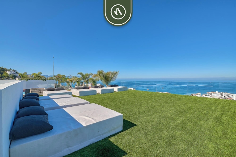 Luxury 1BR Condo With Private Terrace - Ocean View