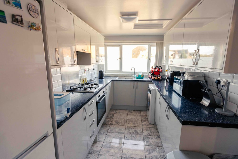 3 Bedrooms - Sleeps 8 - Wifi - 3 Car Parking