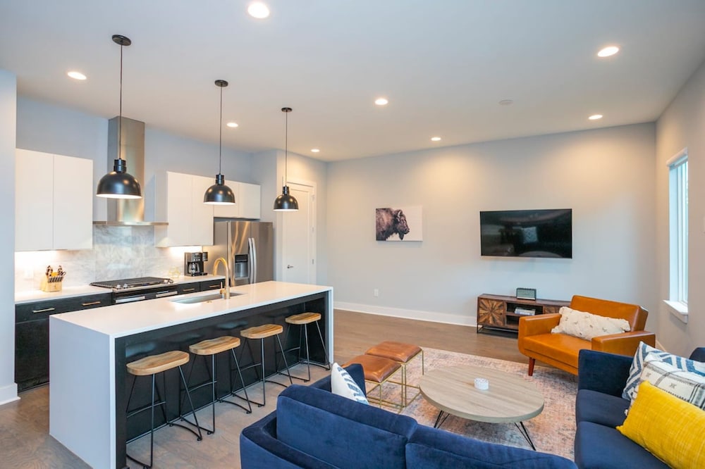 Franklin by Avantstay Trendy Townhouse in Great Location w/ Private Roof Top Patio view 2