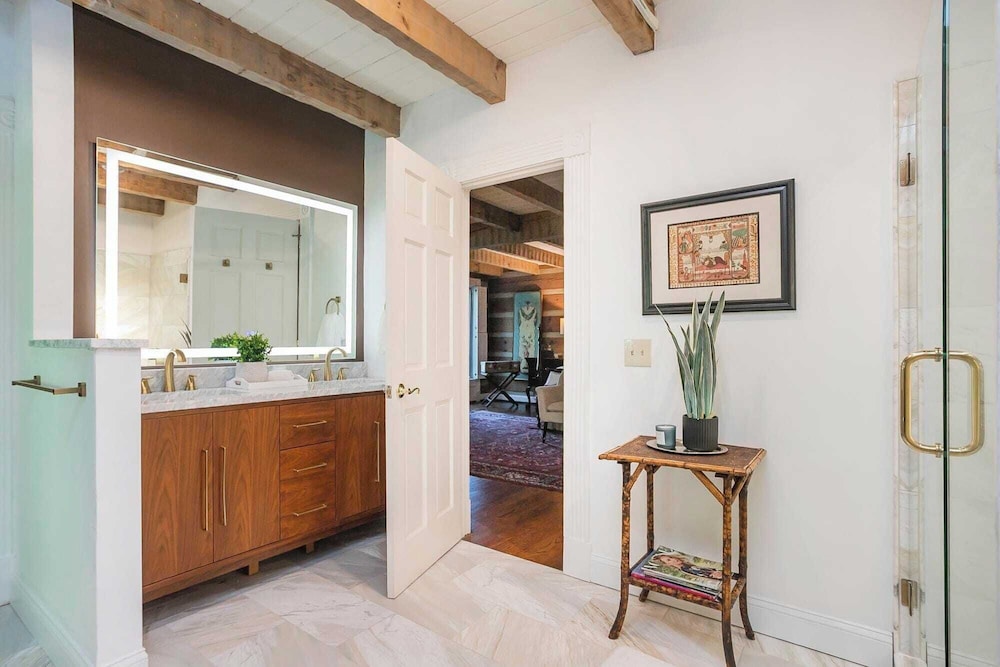 35 Acre Villa w/ Pool, Spa, Wine Cellar & Gym + Near Golf Club La Pearla Ranch by Avantstay