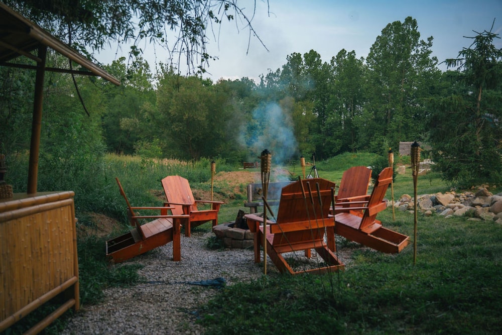 Treehouse Hot tub on 60 Acre Farm Near Downtown