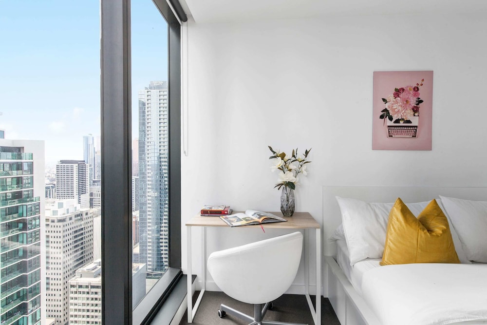 Pet-friendly 2BR Near Southern Cross, City Views