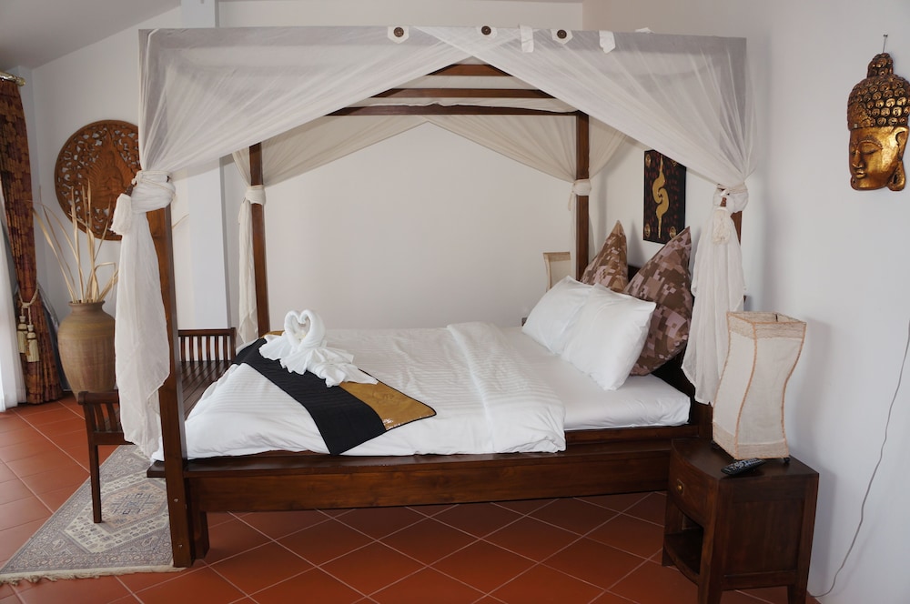 VIP Chain Resort Pool Villa