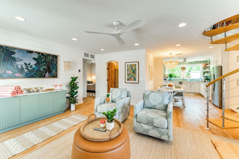 Walk to Gulf: Luxe Luau-themed Gem in Holmes Beach