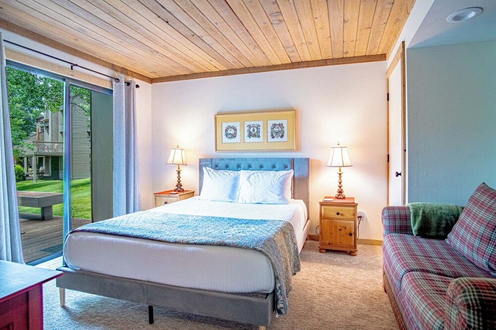 Bonne Vie 2247 Sunny & Spacious 4 Bedroom Condo in the Heart of Elkhorn Village