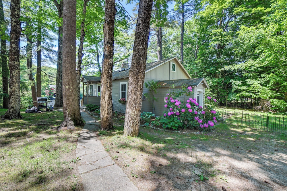 Lakefront Bradford Cottage w/ Dock, Near Skiing!