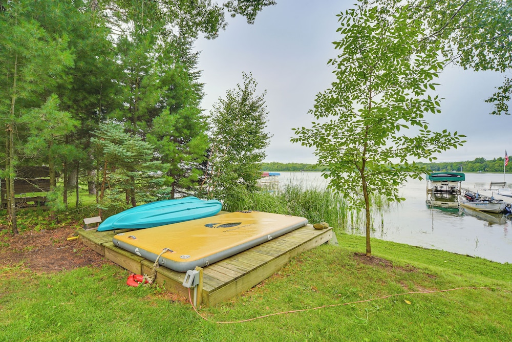 Boat Dock, BBQ & Fireside Fun: Clam Lake Cabin